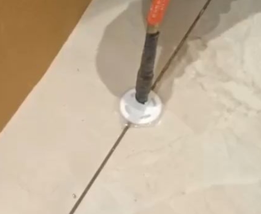 陈巴尔虎瓷砖空鼓维修公司专业解答瓷砖在铺贴过程中，如果没有涂抹均匀到位的粘结材料（如水泥砂浆或瓷砖胶），可能会导致以下问题